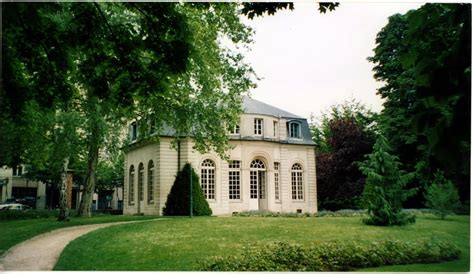 Le Pavillon de l'Ermitage : Une Étude de la Tranquillité dans les Couleurs Délicates d'Eun-suh Cho