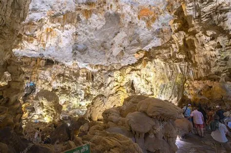  La Grotte Céleste : Une Ode Vibrant au Ciel Nocturne