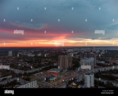 La Vue de Pavlovo: Un Portrait Vibrant d'une Vie Paysanne à Travers une Palette Romantique!