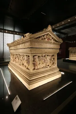 Le Sarcophage d'Alexandre: Un voyage triomphal à travers la mythologie et l'histoire!